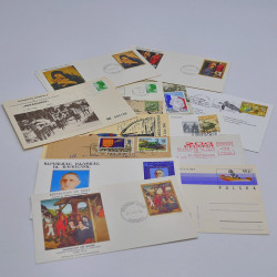 Vrac philatélique de timbres du monde neufs et oblitérés en un carton.