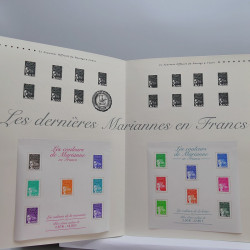 Vrac philatélique de timbres du monde neufs et oblitérés en un carton.