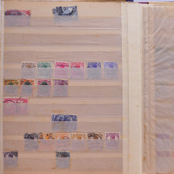 Vrac philatélique de timbres du monde neufs et oblitérés en un carton.