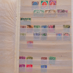 Vrac philatélique de timbres du monde neufs et oblitérés en un carton.