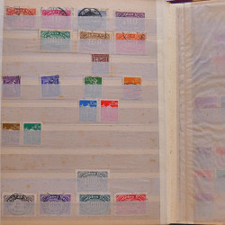 Vrac philatélique de timbres du monde neufs et oblitérés en un carton.