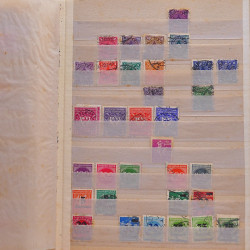 Vrac philatélique de timbres du monde neufs et oblitérés en un carton.