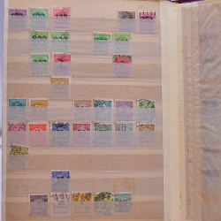 Vrac philatélique de timbres du monde neufs et oblitérés en un carton.