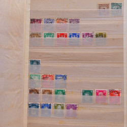 Vrac philatélique de timbres du monde neufs et oblitérés en un carton.