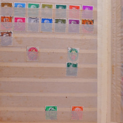 Vrac philatélique de timbres du monde neufs et oblitérés en un carton.