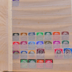 Vrac philatélique de timbres du monde neufs et oblitérés en un carton.