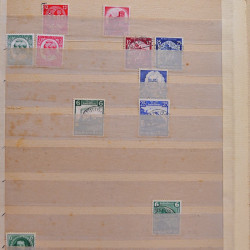 Vrac philatélique de timbres du monde neufs et oblitérés en un carton.