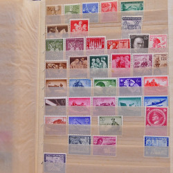 Vrac philatélique de timbres du monde neufs et oblitérés en un carton.