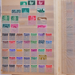 Vrac philatélique de timbres du monde neufs et oblitérés en un carton.