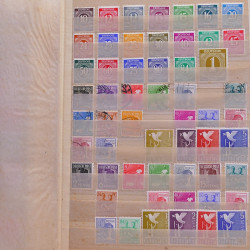 Vrac philatélique de timbres du monde neufs et oblitérés en un carton.