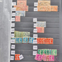 Vrac philatélique de timbres du monde neufs et oblitérés en un carton.