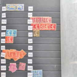 Vrac philatélique de timbres du monde neufs et oblitérés en un carton.