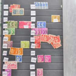 Vrac philatélique de timbres du monde neufs et oblitérés en un carton.