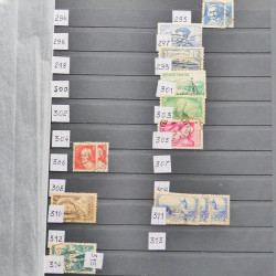 Vrac philatélique de timbres du monde neufs et oblitérés en un carton.