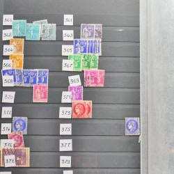 Vrac philatélique de timbres du monde neufs et oblitérés en un carton.