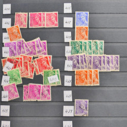 Vrac philatélique de timbres du monde neufs et oblitérés en un carton.