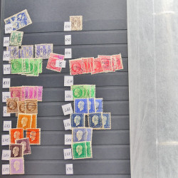 Vrac philatélique de timbres du monde neufs et oblitérés en un carton.