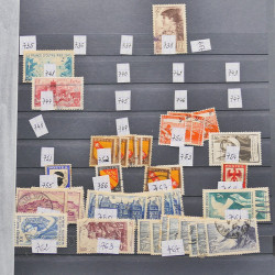 Vrac philatélique de timbres du monde neufs et oblitérés en un carton.