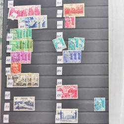 Vrac philatélique de timbres du monde neufs et oblitérés en un carton.