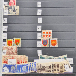 Vrac philatélique de timbres du monde neufs et oblitérés en un carton.