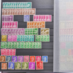 Vrac philatélique de timbres du monde neufs et oblitérés en un carton.