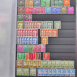 Vrac philatélique de timbres du monde neufs et oblitérés en un carton.