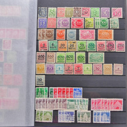 Vrac philatélique de timbres du monde neufs et oblitérés en un carton.