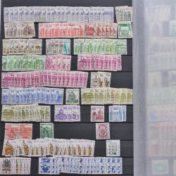 Vrac philatélique de timbres du monde neufs et oblitérés en un carton.