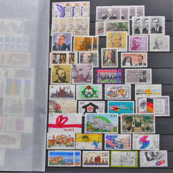 Vrac philatélique de timbres du monde neufs et oblitérés en un carton.