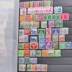 Vrac philatélique de timbres du monde neufs et oblitérés en un carton.