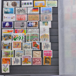 Vrac philatélique de timbres du monde neufs et oblitérés en un carton.