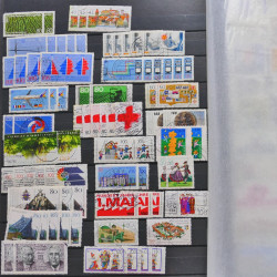 Vrac philatélique de timbres du monde neufs et oblitérés en un carton.