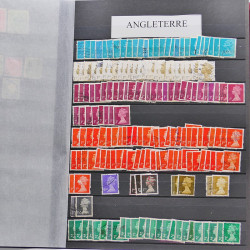 Vrac philatélique de timbres du monde neufs et oblitérés en un carton.