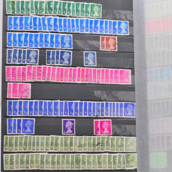 Vrac philatélique de timbres du monde neufs et oblitérés en un carton.