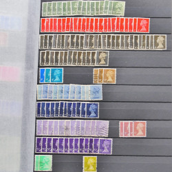 Vrac philatélique de timbres du monde neufs et oblitérés en un carton.