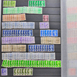 Vrac philatélique de timbres du monde neufs et oblitérés en un carton.