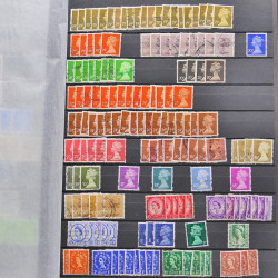 Vrac philatélique de timbres du monde neufs et oblitérés en un carton.