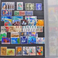 Vrac philatélique de timbres du monde neufs et oblitérés en un carton.