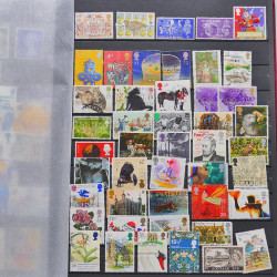 Vrac philatélique de timbres du monde neufs et oblitérés en un carton.