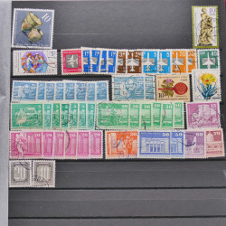 Vrac philatélique de timbres du monde neufs et oblitérés en un carton.