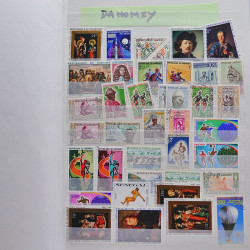 Vrac philatélique de timbres du monde neufs et oblitérés en un carton.