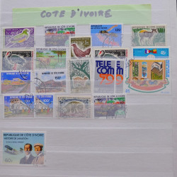 Vrac philatélique de timbres du monde neufs et oblitérés en un carton.