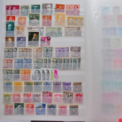 Vrac philatélique de timbres du monde neufs et oblitérés en un carton.