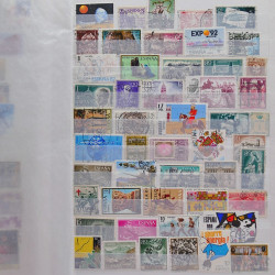 Vrac philatélique de timbres du monde neufs et oblitérés en un carton.