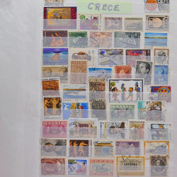 Vrac philatélique de timbres du monde neufs et oblitérés en un carton.