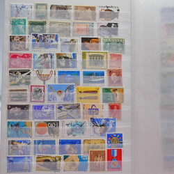 Vrac philatélique de timbres du monde neufs et oblitérés en un carton.