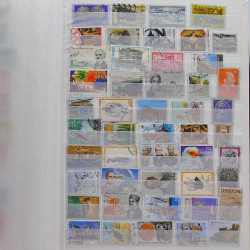 Vrac philatélique de timbres du monde neufs et oblitérés en un carton.