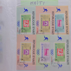 Vrac philatélique de timbres du monde neufs et oblitérés en un carton.