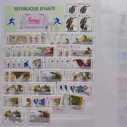 Vrac philatélique de timbres du monde neufs et oblitérés en un carton.