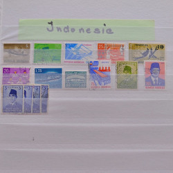 Vrac philatélique de timbres du monde neufs et oblitérés en un carton.